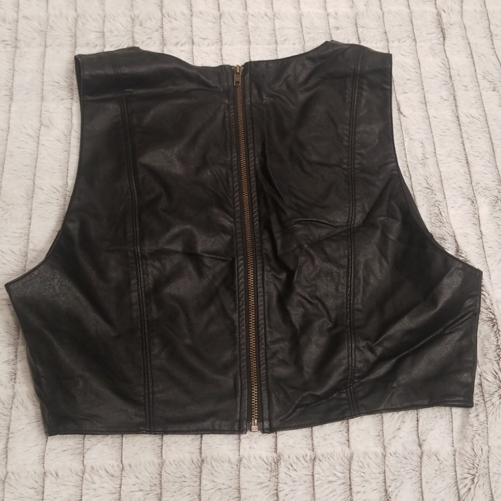 Black leather crop top - Picture 3 of 3